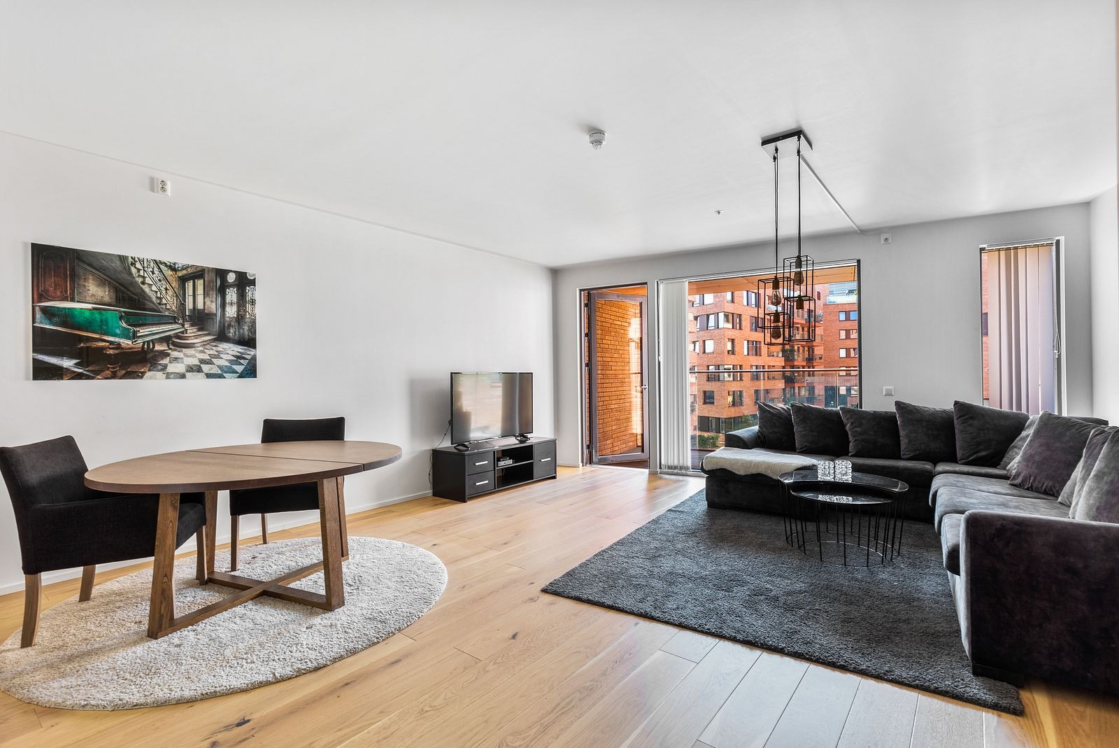 Lekker og romslig stue med god plass til sofagruppe og store vindusflater som slipper inn rikelig med dagslys. Fra stuen er det adkomst til en stor balkong.